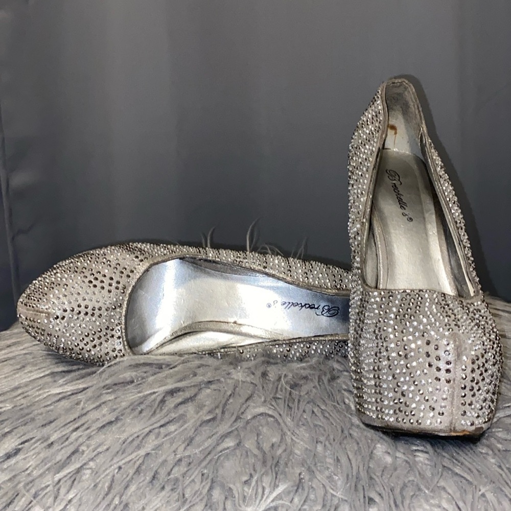 Pre-owned 6” inch breckhelle’s gray hills with silver rhinestones. Size 9